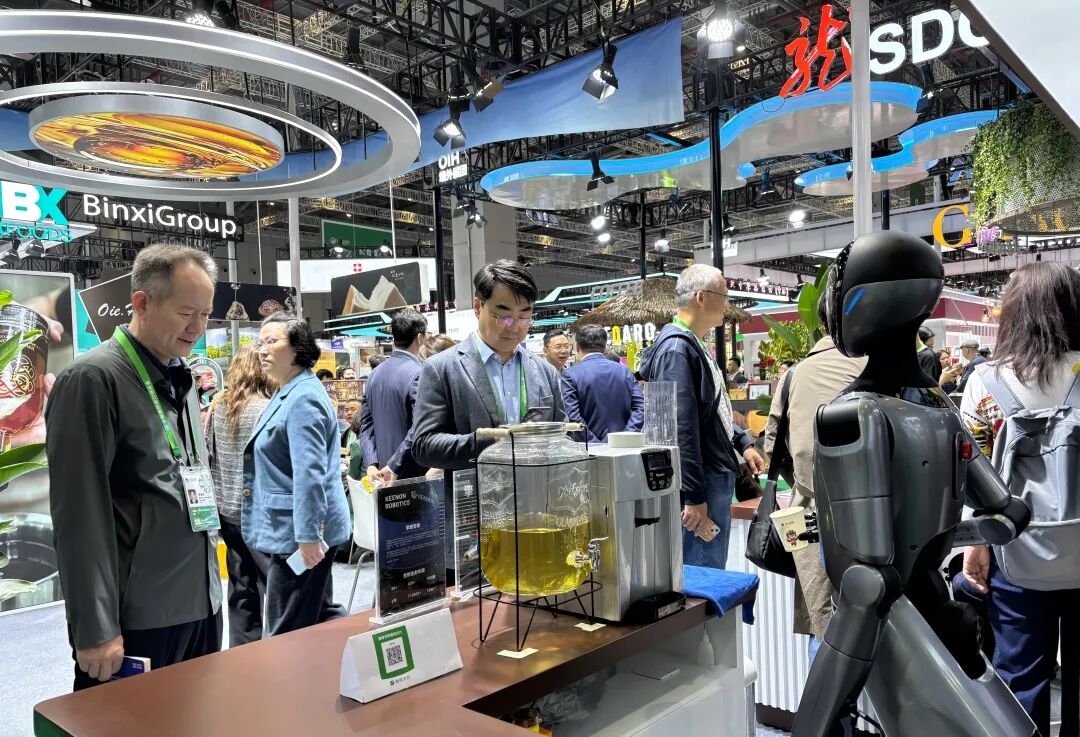进博会直击丨擎朗机器人“通用+专用”矩阵齐聚 创新引领机器人出海新浪潮
