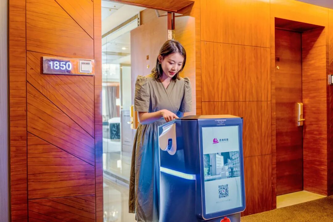 优地机器人携优小妹参展2025迈点文旅节，荣膺“酒店采购指数标杆品牌”