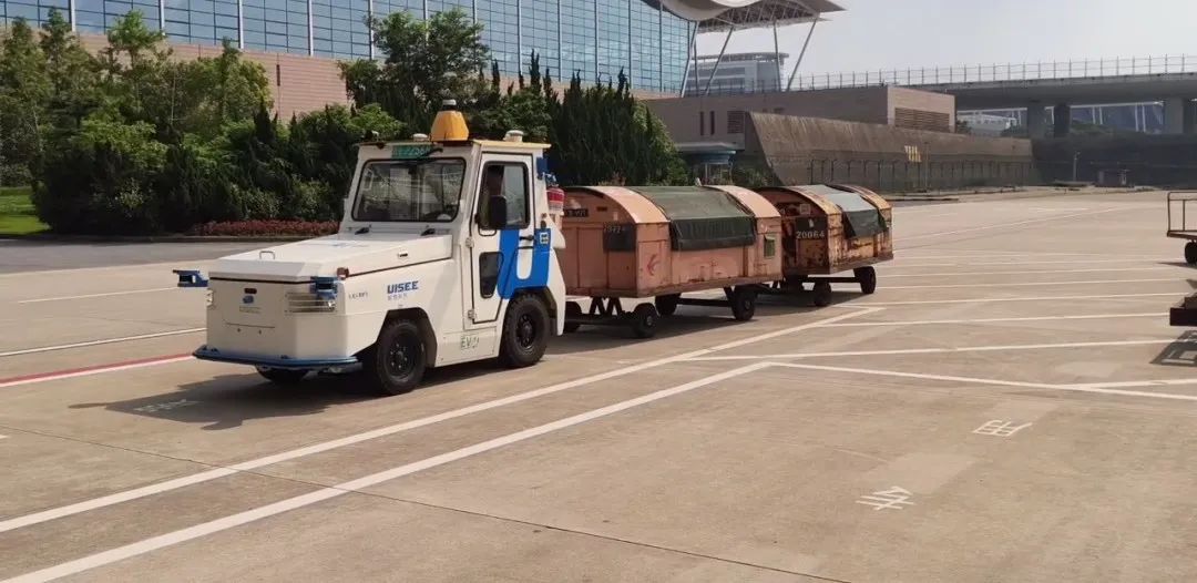 驭势科技无人牵引车浦东机场试运营