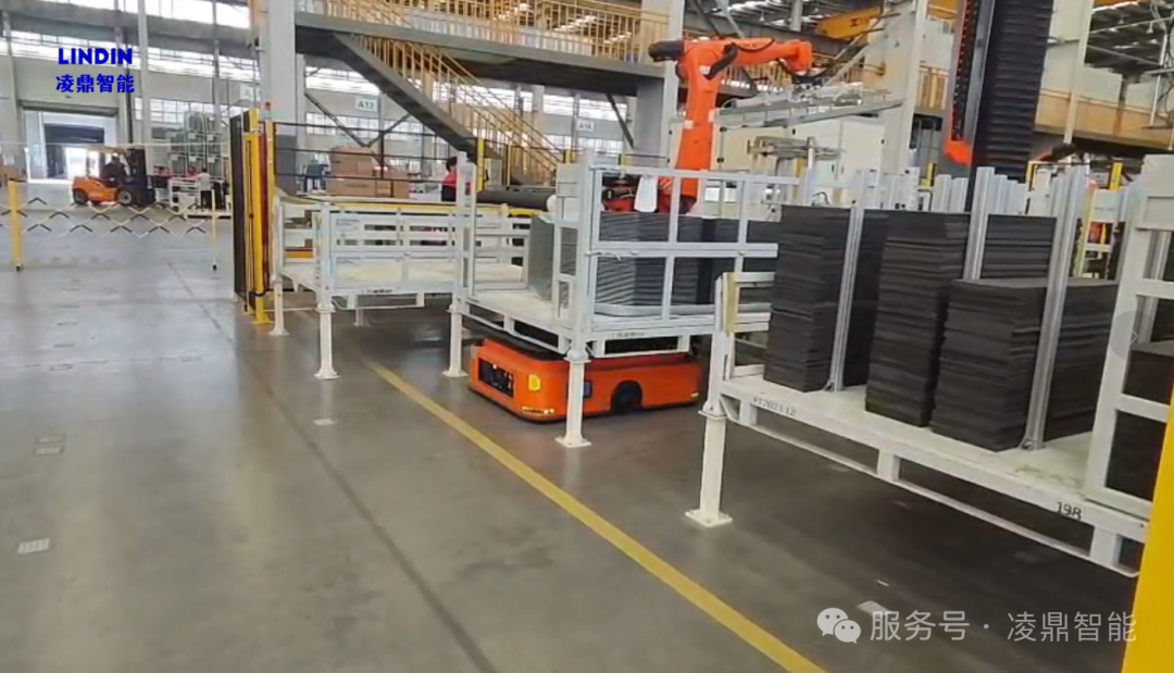 凌鼎智能|要柔性？更要精准！看潜伏举升AGV如何重构车间柔性物流？