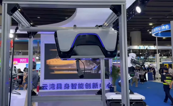 天机智能携防爆人形机器人与移动充电机器人亮相广博会